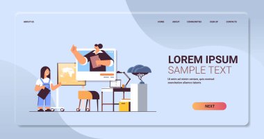 liseli kız web tarayıcı penceresinde öğretmenle tartışıyor video sırasında kendine izolasyon online iletişim deniyor