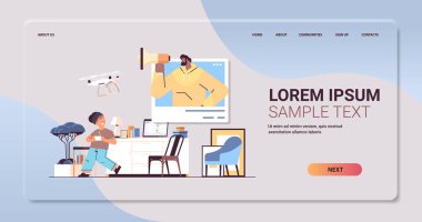 Okul çocuğu kablosuz uzaktan kumandalı çocukla hava aracını kontrol ediyor ve web tarayıcı penceresinde bir adam var.