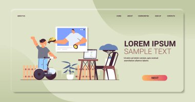 Okul çocuğu elektrikli scooter kullanıyor ve video çağrıları sırasında web tarayıcı penceresinde eğitmenle tartışıyor.