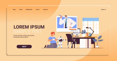 Okul çocuğu radyo kontrollü robotik oyuncaklarla oynuyor ve videoda öğretmenle konuşuyor. Kişisel izolasyon deniyor.