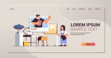 liseli kız web tarayıcı penceresinde öğretmenle tartışıyor video sırasında kendine izolasyon online iletişim deniyor