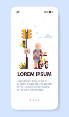 Bisikletli kız yaya geçidinde yeşil ışığın geçmesini bekliyor.