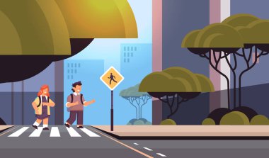 Okul çocukları yaya geçidinde yol güvenliği kavramının yatay şehir manzarasıyla karşılaşıyor.