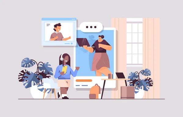 Écoliers dans les fenêtres du navigateur Web discuter avec l'enseignant lors de l'auto-isolement appel vidéo communication en ligne — Image vectorielle