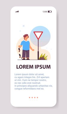 Kırmızıya yakın duran kaykaylı çocuk yol güvenliği kavramını tam boy dikey olarak ver