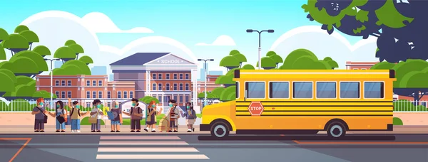 Школьники в масках для предотвращения коронавирусной пандемии школьники стоят рядом со школьным автобусом — стоковый вектор