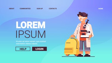 Elinde mikroskop tutan okul çocuğu. Kimyasal deney yapan zeki öğrenci.