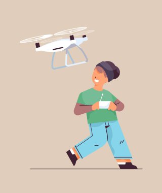 Okul çocuğu uzaktan kumandalı kablosuz uzaktan kumandayla hava aracını kontrol ediyor.