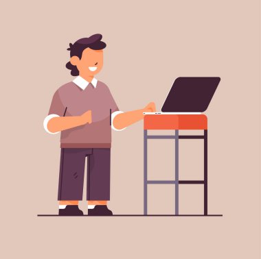 Okullu çocuk, dizüstü bilgisayarlı gülümseyen çocuğu alet eğitimi konseptiyle kullanıyor.