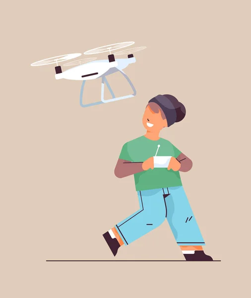Estudante controlar ar drone com controle remoto sem fio sorrindo menino se divertindo —  Vetores de Stock