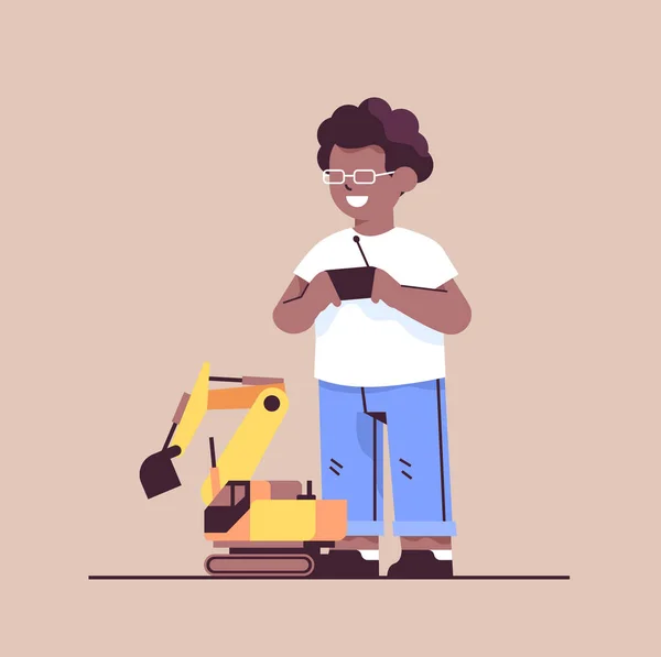 Африканский американский школьник играет с радиоуправляемым трактором игрушка улыбается мальчик весело — стоковый вектор