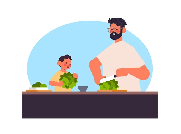 Młody ojciec i mały syn przygotowujący zdrowe warzywa sałatka rodzicielstwo koncepcja ojcostwa — Wektor stockowy