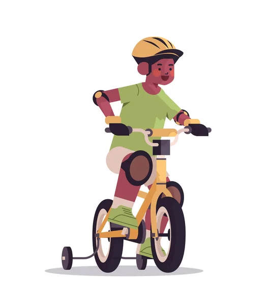 Piccolo ragazzo africano americano in casco equitazione bici concetto infanzia full length isolato verticale — Vettoriale Stock