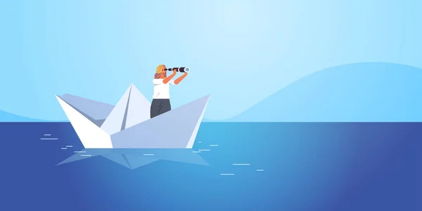 Podnikatelka plachtění na papírové lodi v moři žena při pohledu v binokulární budoucnosti příležitost vedení koncepce — Stockový vektor