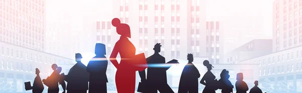 Rood zakenvrouw leider silhouet staan in de voorkant van zakenmensen groep leiderschap business competitie — Stockvector