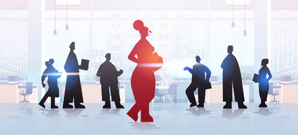 Rouge femme d'affaires leader silhouette debout en face de la concurrence d'affaires de leadership groupe d'hommes d'affaires — Image vectorielle