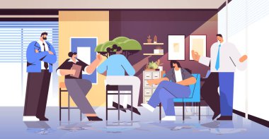 İş adamları ekibi konferans sırasında başarılı takım çalışması beyin fırtınası kavramını tartışıyor