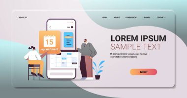 İş adamları akıllı telefon ekran zaman yönetimi takviminde gün randevusu planlıyorlar