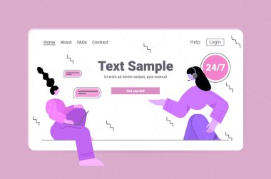 Kadın istemci çağrı merkezi operatörüyle kulaklık müşteri hizmetleri online destek konseptinde sohbet ediyor
