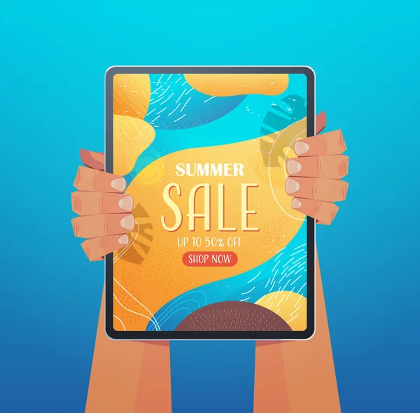 Menschliche Hände mit Tablet-PC mit Sommerschlussverkauf Banner Flyer oder Grußkarte auf dem Bildschirm vertikal — Stockvektor