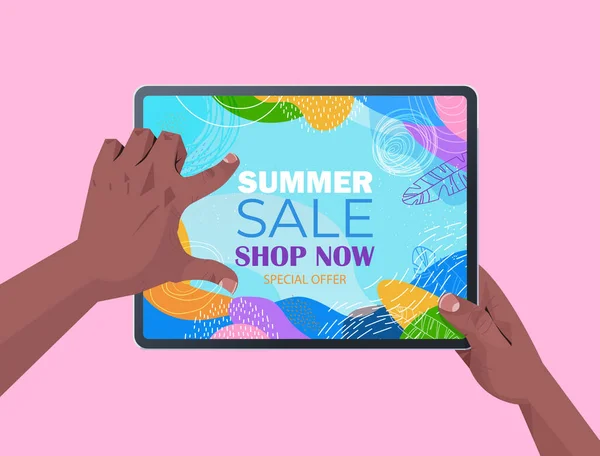Afrikanisch-amerikanische Menschenhände mit Tablet-PC mit Sommerschlussverkauf Banner Flyer oder Grußkarte auf dem Bildschirm — Stockvektor