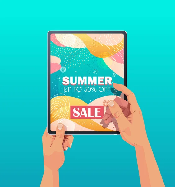 Manos humanas usando la PC de la tableta con el folleto de la bandera de la venta del verano o la tarjeta de felicitación en vertical de la pantalla — Vector de stock