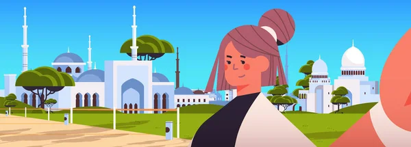 快乐的女人在智能手机相机上自拍女孩自拍穆斯林城市风景背景 — 图库矢量图片