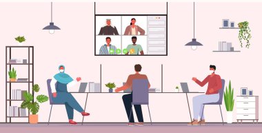 Çevrimiçi konferans Coronavirus pandemisi sırasında iş arkadaşlarıyla sohbet eden koruyucu maskeli iş adamları