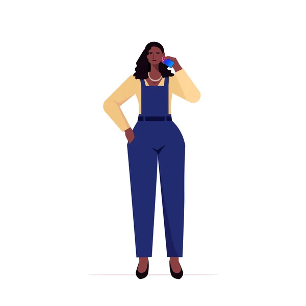 正式な摩耗の電話でビジネス女性リーダーアフリカ系アメリカ人ビジネス女性立ってポーズリーダーシップ — ストックベクタ