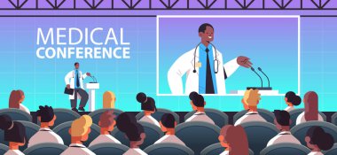 Afrikalı Amerikalı erkek doktor Tribün 'de mikrofon konferansında konuşma yapıyor.