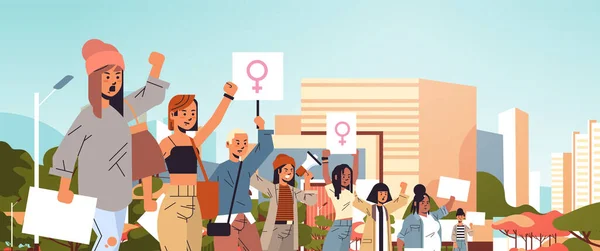 Συνδυασμός ακτιβιστές φυλή κρατώντας πλακάτ με θηλυκό σύμβολο φύλο φεμινιστική επίδειξη δύναμη κορίτσι κίνημα δικαιώματα προστασία των γυναικών ενδυνάμωσης έννοια πορτρέτο αστικό τοπίο φόντο οριζόντια — Διανυσματικό Αρχείο