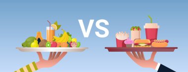 Gıda seçimi diyet konsepti. İnsan elleri sağlıklı taze meyve tabakları ve sağlıksız fast food yatay.