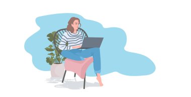 Kadın serbest çalışan, Coronavirus salgını sırasında dizüstü bilgisayar kullanarak sandalyede oturuyor.