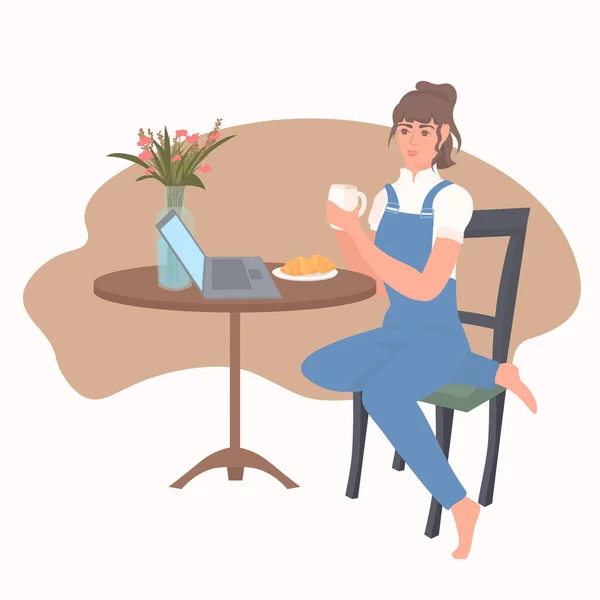 Женщина-фрилансер, сидящая на рабочем месте и пьющая кофе с помощью карантина коронавируса ноутбука — стоковый вектор