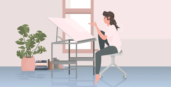 Mujer arquitecto sentado en el lugar de trabajo con mesa de dibujo ajustable — Archivo Imágenes Vectoriales