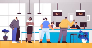 Bekleme odasındaki gösterge panosuna bakan insanları bilet sistemi elektronik kuyruk sistemiyle karıştır