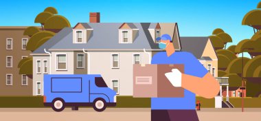 Maskeli erkek kurye ve karton kutu tutan eldivenler. Teslimat için tıbbi kurye hizmeti konsepti yok.