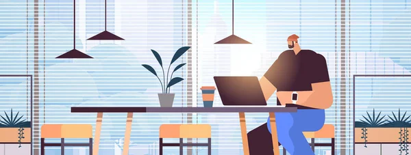 Επιχειρηματίας που κάθεται στο χώρο εργασίας ελεύθερος επαγγελματίας επιχειρηματίας που εργάζεται στο δημιουργικό γραφείο — Διανυσματικό Αρχείο