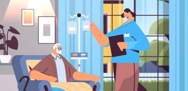 Dost canlısı hemşire ya da gönüllü yaşlı erkek hasta hizmetleri ve sosyal yardım hizmetlerinin damlatıcısını kontrol ediyor