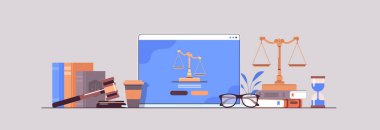 Hukuk ve adalet kavramı tokmak yargıç kitapları ve teraziler dizüstü bilgisayar ekranı online avukat tavsiyesi