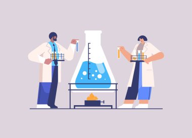 Laboratuvarda kimyasal deney yapan deney tüpü araştırmacılarıyla çalışan bir bilim adamı.