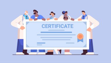 Akademik diploma diplomasını kutlayan sertifikalı doktorlardan mezun oldum.