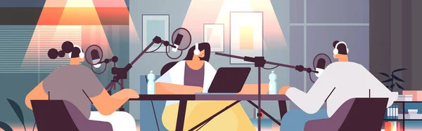 Podcasters die praten met microfoons die podcast opnemen in studio podcasting online radio-omroepconcept — Stockvector