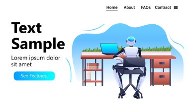 Robot işyerinde oturuyor. Robot iş adamı. Ofiste yapay zeka teknolojisi konsepti üzerinde çalışıyor.