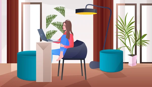 Femme pigiste assis sur la chaise et en utilisant un réseau de médias sociaux ordinateur portable concept de communication en ligne — Image vectorielle