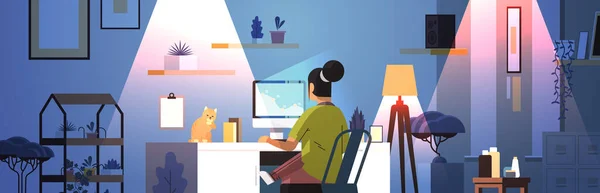 Переутомившаяся деловая женщина фрилансер глядя на экран компьютера женщина сидит на рабочем месте с котом — стоковый вектор