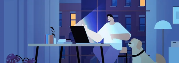 Перегруженный работой бизнесмен фрилансер смотрит на экран ноутбука человека, сидящего на рабочем месте в темной ночи домашней комнате — стоковый вектор