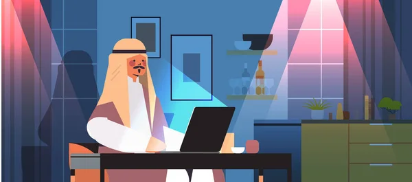 Arabo uomo d'affari freelance guardando portatile schermo arabo uomo seduto sul posto di lavoro in buio notte casa stanza — Vettoriale Stock