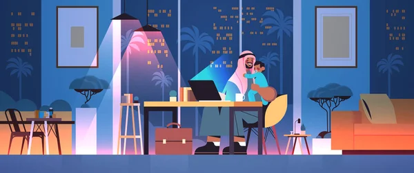 Ocupado árabe pai freelancer com filho pequeno olhando na tela do laptop conceito de paternidade freelance — Vetor de Stock