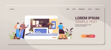 İş adamları müşteriler ya da gezginler online resepsiyon masasında durup resepsiyonistle konuşuyorlar.
